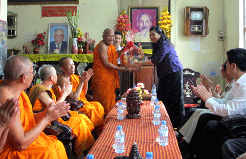 Sóc Trăng: Phó Chủ tịch Quốc hội Tòng Thị Phóng thăm Hội Đoàn kết Sư sãi yêu nước ảnh 2 baphong-2.gif