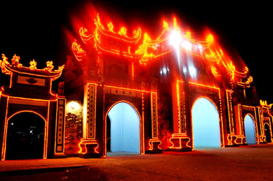 Cửa chùa Trình rực sáng trong đêm mở cửa rừng. Nhiều chương trình văn nghệ đặc sắc chào đón mùa lễ hội. Đông đảo người dân và khách thập phương kính lễ. Sau màn trống hội gióng lên, cửa rừng Yên Tử chính thức mở. Chư Tăng cử hành lễ mở màn cửa rừng Yên Tử. Chư Tăng dâng hương thành kính Phật xin mở cửa rừng. yentu-1.gif