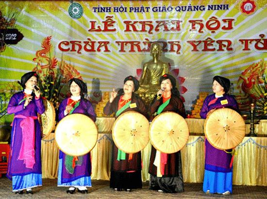 Cửa chùa Trình rực sáng trong đêm mở cửa rừng. Nhiều chương trình văn nghệ đặc sắc chào đón mùa lễ hội. Đông đảo người dân và khách thập phương kính lễ. Sau màn trống hội gióng lên, cửa rừng Yên Tử chính thức mở. Chư Tăng cử hành lễ mở màn cửa rừng Yên Tử. Chư Tăng dâng hương thành kính Phật xin mở cửa rừng. yentu-2.gif