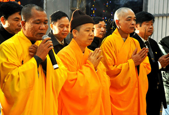Cửa chùa Trình rực sáng trong đêm mở cửa rừng. Nhiều chương trình văn nghệ đặc sắc chào đón mùa lễ hội. Đông đảo người dân và khách thập phương kính lễ. Sau màn trống hội gióng lên, cửa rừng Yên Tử chính thức mở. Chư Tăng cử hành lễ mở màn cửa rừng Yên Tử. Chư Tăng dâng hương thành kính Phật xin mở cửa rừng. yentu-4.gif