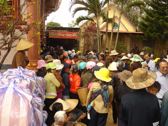 Ủy lạo đồng bào dân tộc Jrai ảnh 1 quangchau-1.gif