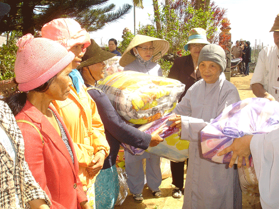 Ủy lạo đồng bào dân tộc Jrai ảnh 2 quangchau-2.gif