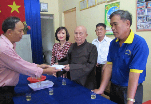 Trao 130 triệu đồng làm đường giao thông nông thôn ảnh 1