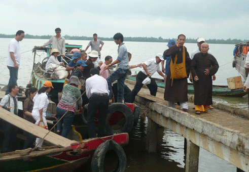 Trao 130 triệu đồng làm đường giao thông nông thôn ảnh 3