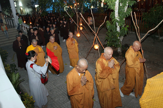 Chùa Bửu Thọ tổ chức đêm "Tam bộ nhất bái" ảnh 15 quan-am-13.gif