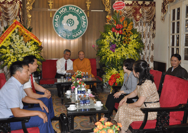 Gia đình Đại sứ Hoa Kỳ đi chùa ngày Vu lan ảnh 6 Copy-of-DSC_1022.gif