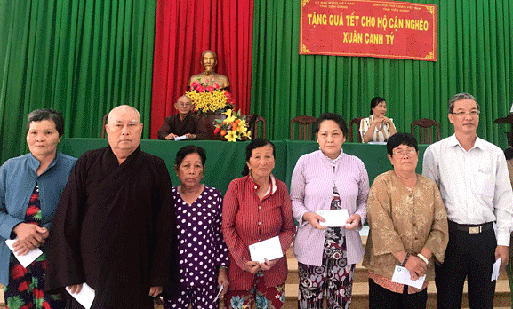 Phật giáo Tiền Giang trao tặng 2.000 phần quà Tết ảnh 1 v16_8.gif