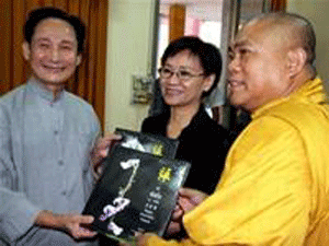 TP Hồ Chí Minh:Tặng "Thơ thiền Lý Trần" cho khách Phật giáo quốc tế
