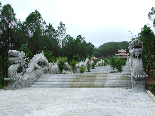 Đôi rồng chầu tại đền thờ Trần Nhân Tông dài nhất.