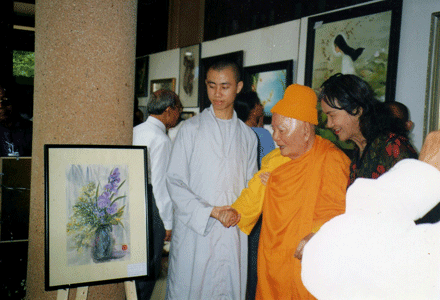HT.Thích Minh Châu và tác giả tại cuộc triển lãm tranh năm 2002 - Thiền viện Vạn Hạnh