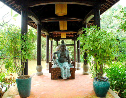 Tượng Phật,BồTát là biểu tượng trang trí trong mỗi ngôi nhà ở làng