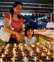 Phật tử đốt đèn tại chùa Siam ở Jalan Telok Wanjah