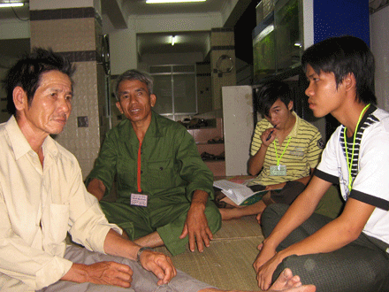 Những ông bố đi thi cùng con