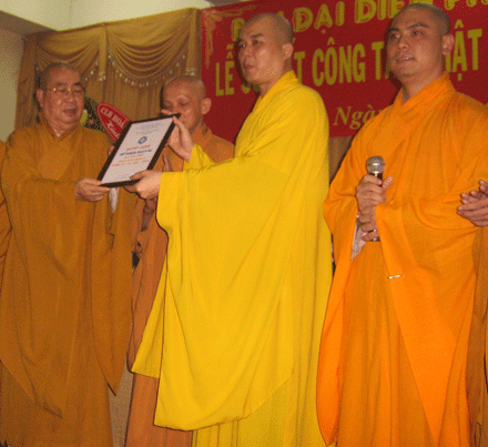 HT.Thích Nhật Quang (trái) trao quyết định về thành phần nhân sự của BĐD PG Q.5 cho ĐĐ.Thích Truyền Cường, Chánh đại diện