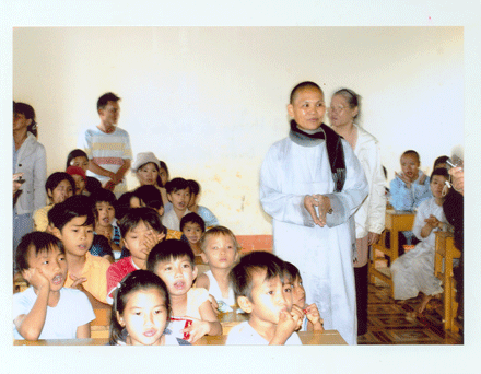 Ni sư  TN Huệ Hướng cùng các em lớp lá chùa Bửu Thắng