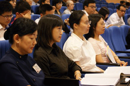 Quý thầy cô và sinh viên đang ngồi lắng nghe