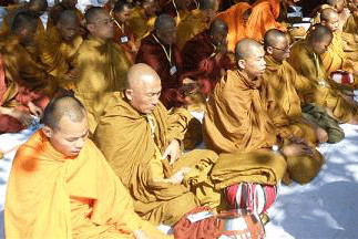 Các nhà sư Ấn Độ đang tuyệt thực tại Bodh Gaya.