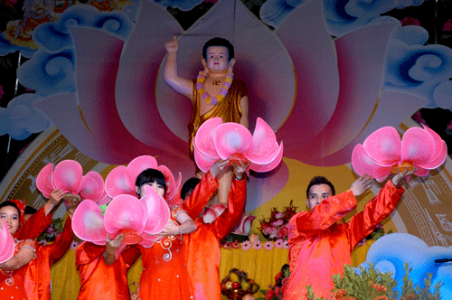 TPHCM: Ấm áp đêm ca nhạc kính mừng Phật đản tại chùa Trung Nghĩa - Q. Gò Vấp