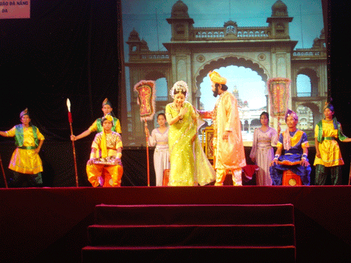 Đà Nẵng: Ca sĩ Đàm Vĩnh Hưng lên chùa hát mừng đức Phật Đản sanh