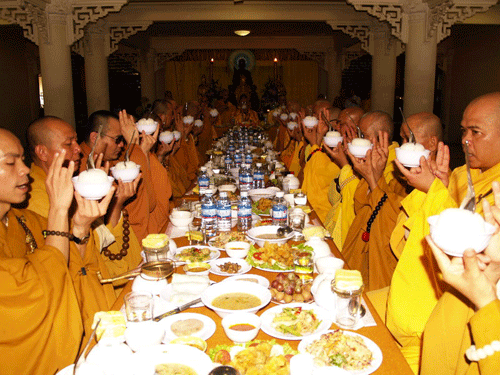 Đà Nẵng: Tổng mãn hạ, tự tứ và  dâng y tại Chùa Phổ Đà- Chùa Pháp Lâm- Bảo Quang Ni Tự