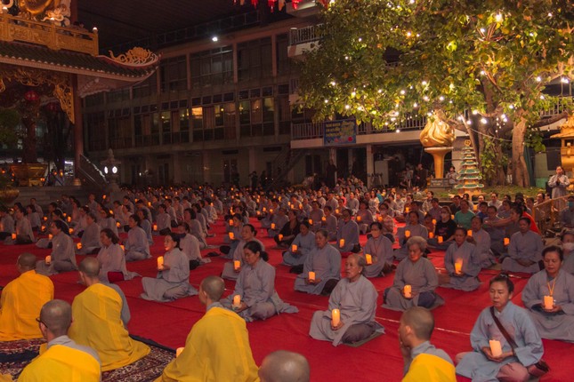 Đêm hoa đăng vía Phật A Di Đà tại chùa Vạn Đức ảnh 7