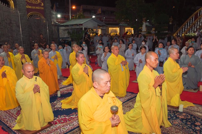 Đêm hoa đăng vía Phật A Di Đà tại chùa Vạn Đức ảnh 6
