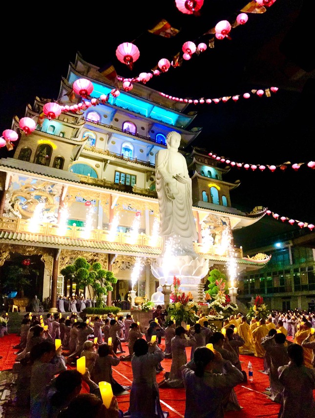 Đêm hoa đăng vía Phật A Di Đà tại chùa Vạn Đức ảnh 5