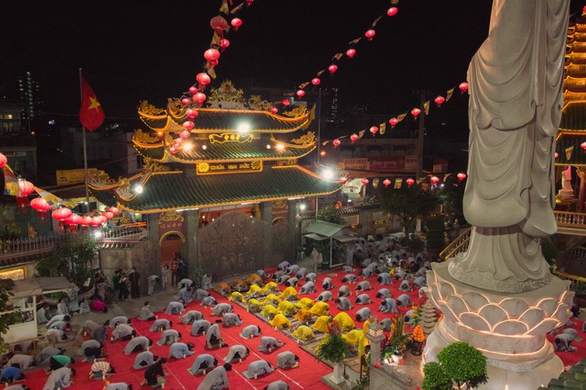 Đêm hoa đăng vía Phật A Di Đà tại chùa Vạn Đức ảnh 4
