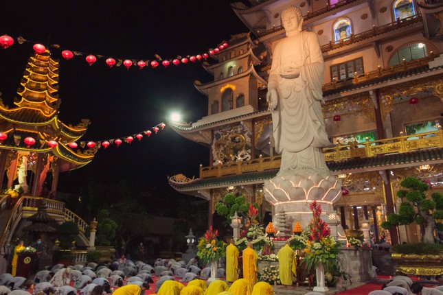 Đêm hoa đăng vía Phật A Di Đà tại chùa Vạn Đức ảnh 3