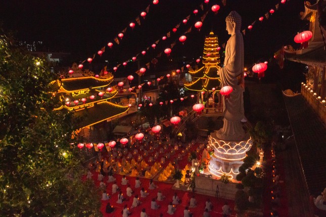 Đêm hoa đăng vía Phật A Di Đà tại chùa Vạn Đức ảnh 1