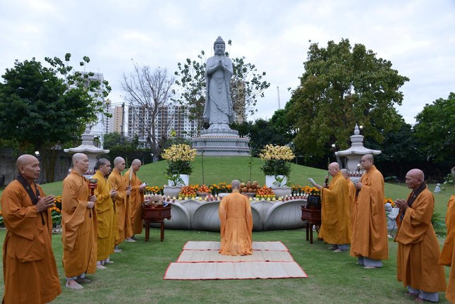 Trang nghiêm lễ vía Đức Phật A Di Đà tại chùa Huê Nghiêm ảnh 5