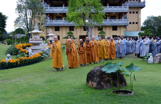 Trang nghiêm lễ vía Đức Phật A Di Đà tại chùa Huê Nghiêm ảnh 7