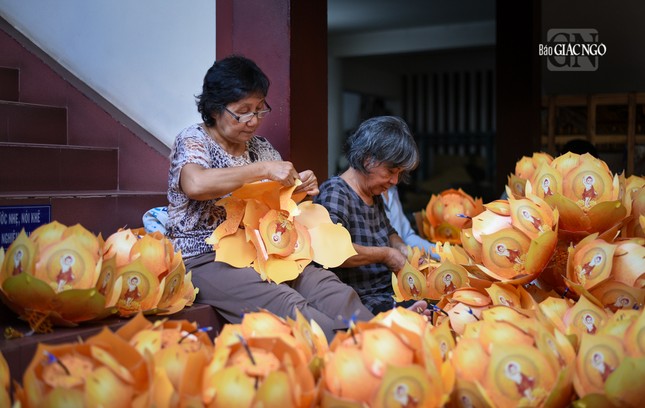 [ẢNH] Phật tử TP.HCM hân hoan làm lồng đèn cúng dường Phật đản ảnh 17