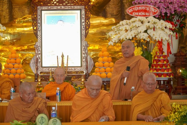 Hòa thượng Thích Giác Toàn phát biểu tại tọa đàm nội bộ hệ phái với chủ đề &quot;Nhìn lại các thành tựu và những biến thể của Phật giáo Khất sĩ ngày nay&quot; vào sáng 6-11 - Ảnh: Ban TT-TT HPKS