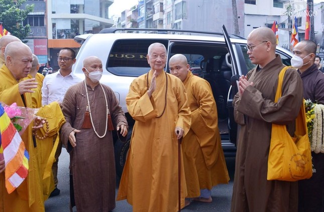 Tăng Ni, Phật tử TP.HCM cung đón Đức Pháp chủ GHPGVN ảnh 7