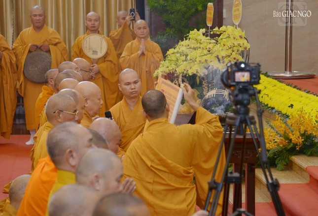 Tăng Ni, Phật tử TP.HCM cung đón Đức Pháp chủ GHPGVN ảnh 20