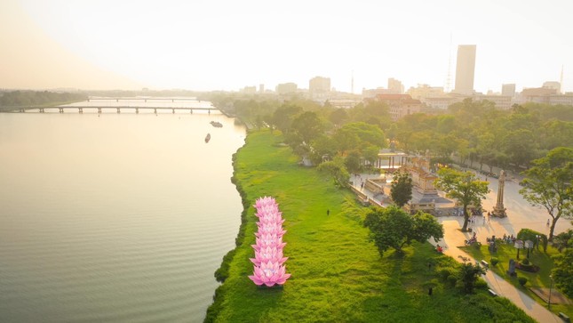 Huế: Lung linh 7 đóa sen khổng lồ bên bờ sông Hương chuẩn bị cho lễ thắp sáng mừng Phật đản ảnh 3