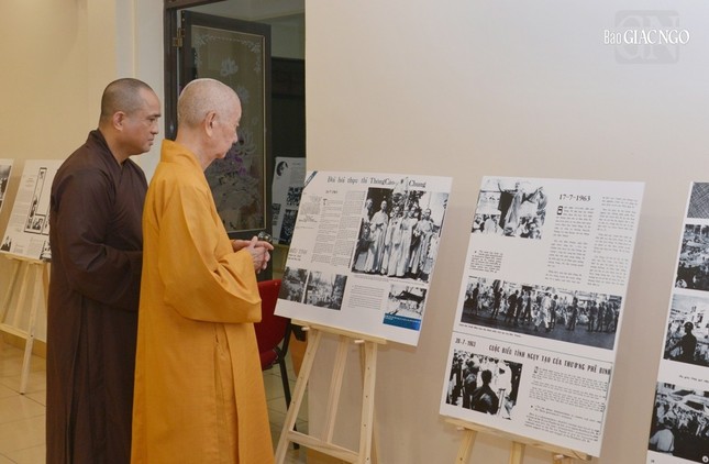 Đức Pháp chủ GHPGVN xúc động xem lại hình ảnh tư liệu 1963 trong triển lãm “Kết nên một đài sen” ảnh 11