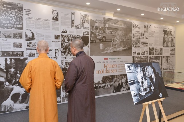 Đức Pháp chủ GHPGVN xúc động xem lại hình ảnh tư liệu 1963 trong triển lãm “Kết nên một đài sen” ảnh 12