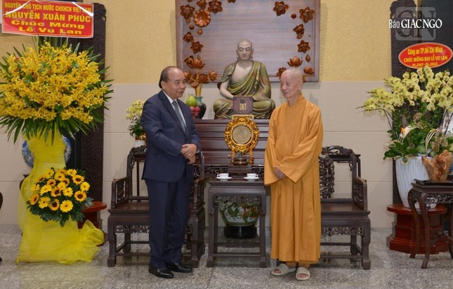 Nguyên Chủ tịch nước Nguyễn Xuân Phúc thăm Đức Pháp chủ GHPGVN nhân Đại lễ Vu lan ảnh 3