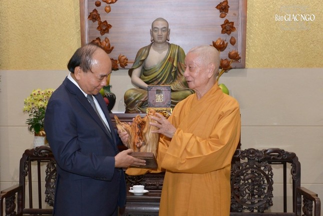 Nguyên Chủ tịch nước Nguyễn Xuân Phúc thăm Đức Pháp chủ GHPGVN nhân Đại lễ Vu lan ảnh 2