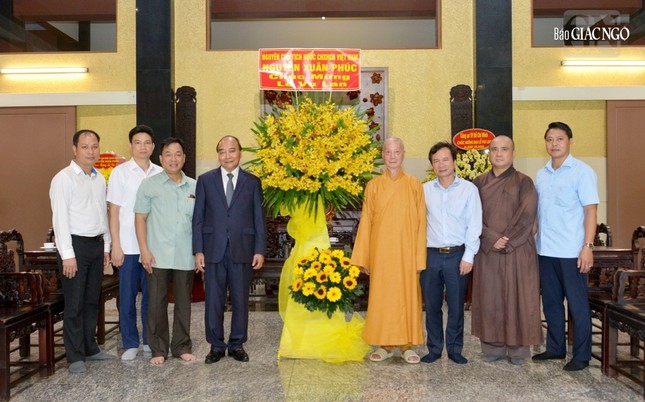 Nguyên Chủ tịch nước Nguyễn Xuân Phúc thăm Đức Pháp chủ GHPGVN nhân Đại lễ Vu lan ảnh 5