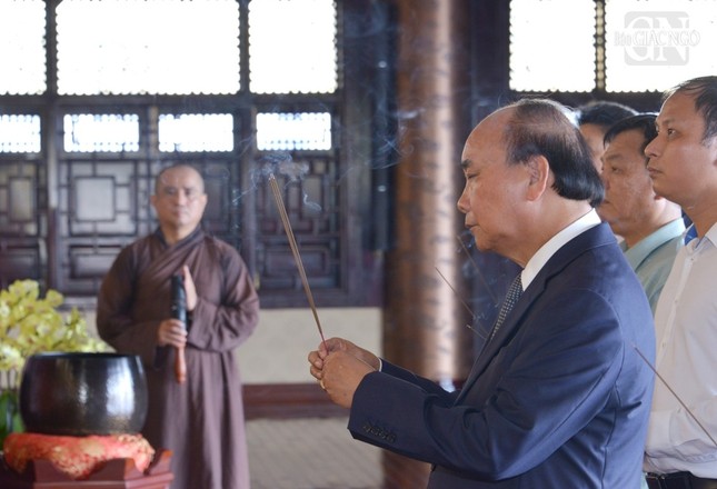 Nguyên Chủ tịch nước Nguyễn Xuân Phúc thăm Đức Pháp chủ GHPGVN nhân Đại lễ Vu lan ảnh 6