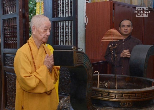 Đức Pháp chủ lễ Phật cầu nguyện tại chánh điện Linh Phong Thiền Uyển ảnh 6