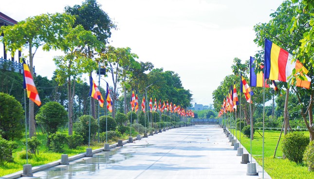Các tuyến đường nội bộ Học viện Phật giáo VN tại TP.HCM với cờ Phật giáo chào mừng chư Tăng và các cư sĩ thành viên ABCP đến từ nhiều quốc gia tham dự Hội nghị Ban Thư ký ABCP tại Việt Nam - Ảnh: Thọ Giác ảnh 1