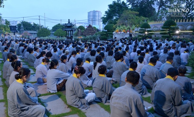 Đông đảo Phật tử tham dự khóa lễ 6 giờ sáng ảnh 14