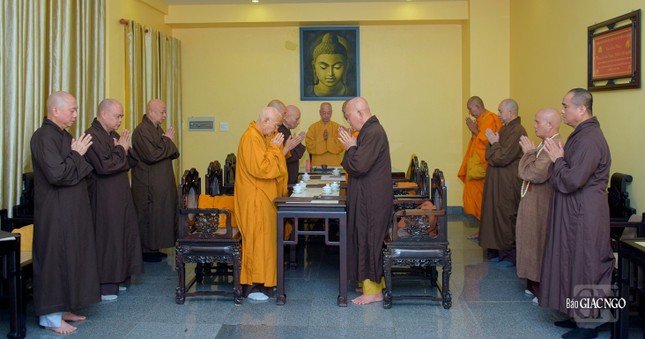 Chư tôn Trưởng lão, quý Thượng tọa Ban Thư ký trong nghi thức niệm Phật cầu gia bị trước phiên họp