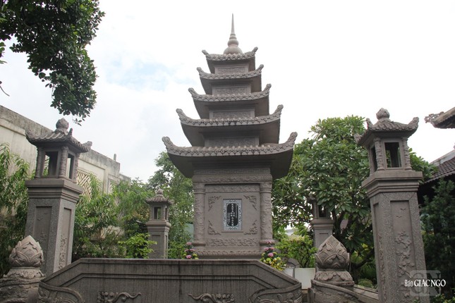 Bảo tháp tọa lạc trong khuôn viên chùa Từ Đàm ngày nay