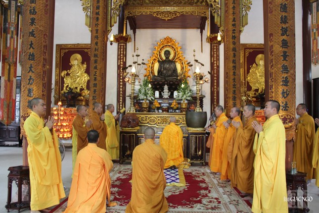 Chư Tăng tụng kinh Phạm võng, sau đó cử hành nghi thức cúng ngọ truyền thống tại chánh điện chùa Từ Đàm