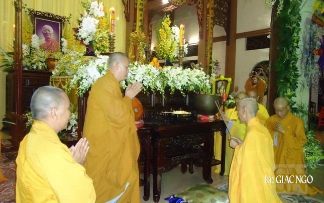 Hòa thượng Thích Tuệ Sỹ dâng hương đảnh lễ Giác linh Trưởng lão Hòa thượng Thích Minh Châu tại thiền viện Vạn Hạnh - Ảnh: VH
